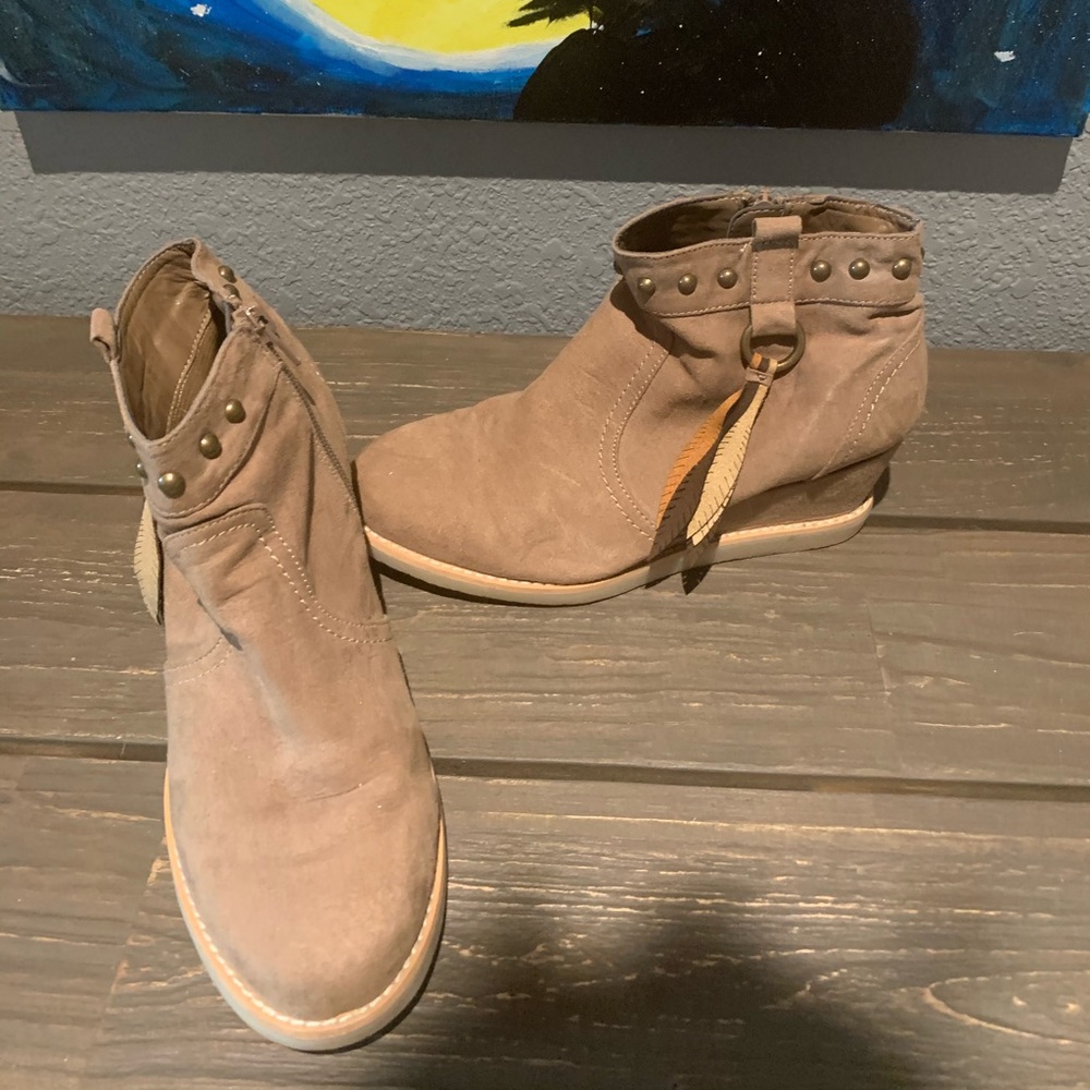 Wedge girl boots size 4
